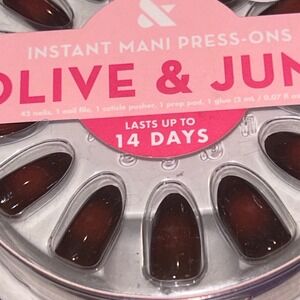 Olive & June Instant Mani Press-On Nails Subtle Chocolate Aura Medium Almond